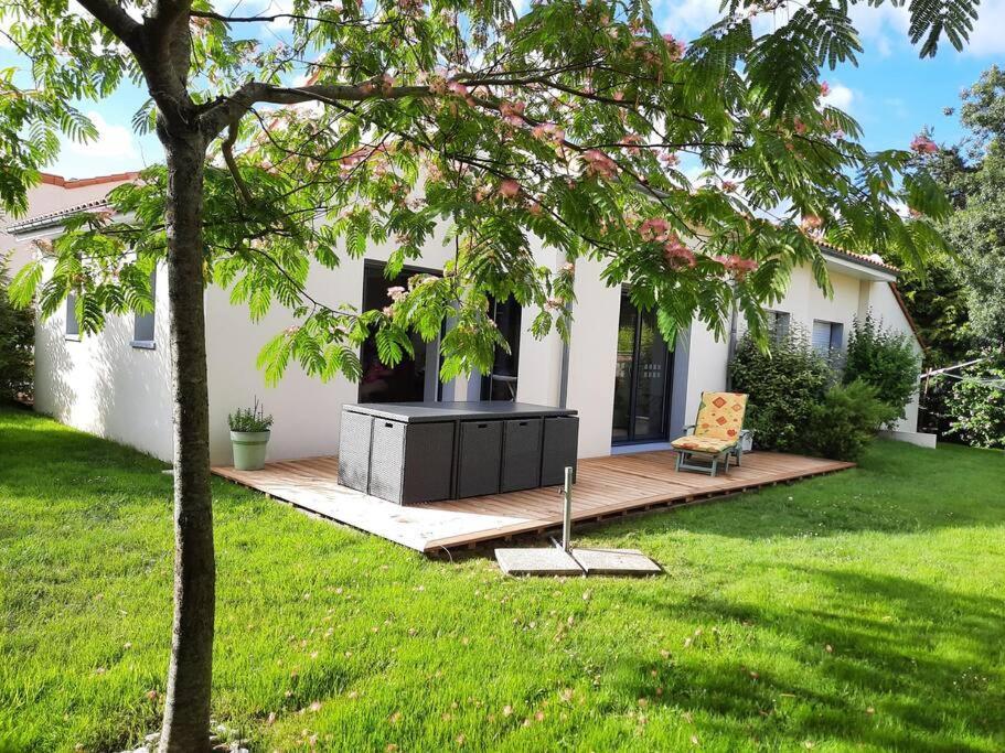 9 Pers 160 M² +jardin- 10mn Nantes -30mn Holiday home Bouguenais